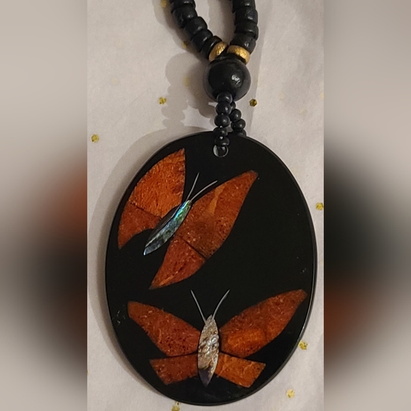 VINTAGE WOOD BEADED RESIN PENDANT BUTTERFLY MOTHER OF PEARL NECKLACE - Picture 15 of 16